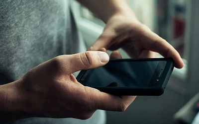 Зумеры отказываются от заглавных букв: новый тренд в цифровой коммуникации