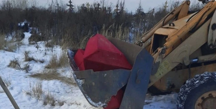 В Ярославле «безродных» умерших привезли на кладбище в ковше эскалатора