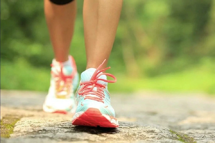 Обычная прогулка снижает стресс и лечит тревогу эффективнее, чем кажется