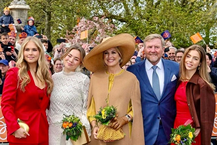 Королева Максима вышла к празднику в жёлтом