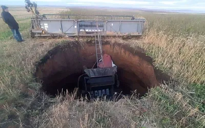 Под Иркутском комбайн провалился в карстовую воронку