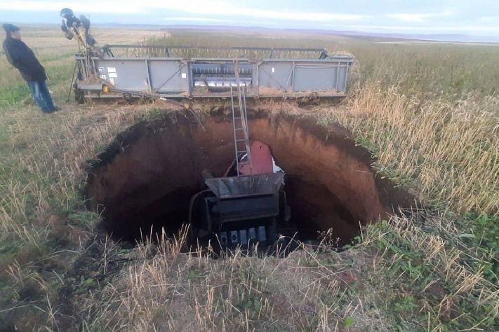 Под Иркутском комбайн провалился в карстовую воронку