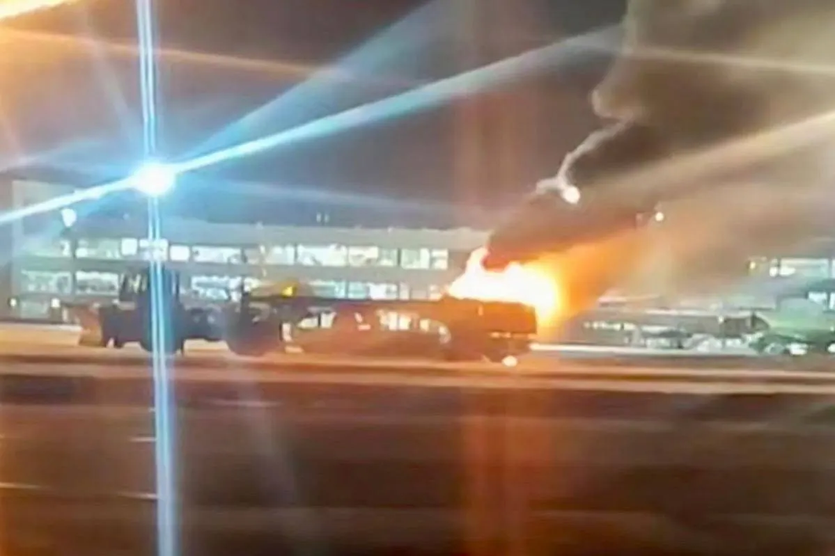 В аэропорту Домодедово произошёл пожар: загорелся снегоуборщик на взлётно-посадочной полосе