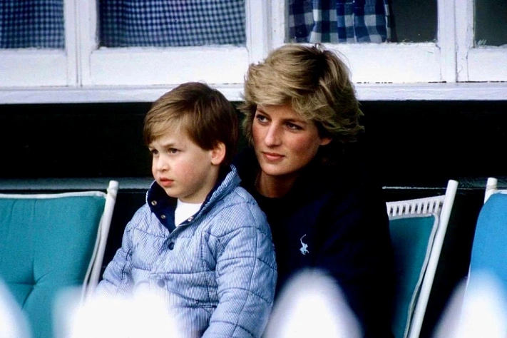 Принц Уильям опубликовал редкую фотографию с принцессой Дианой ко Дню матери