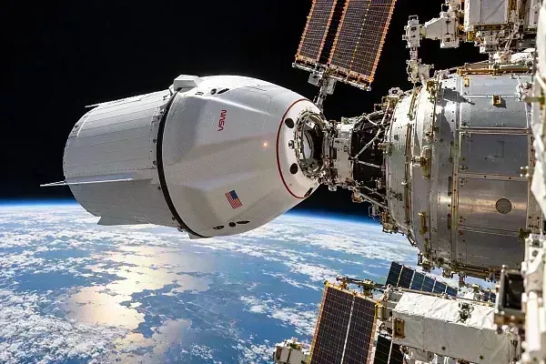 SpaceX Dragon доставил на МКС новые солнечные батареи
