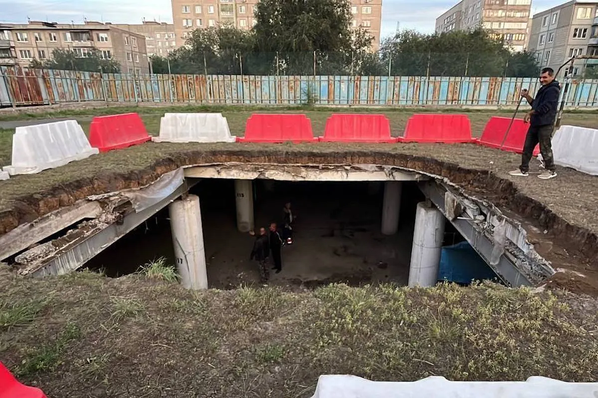 В Орске футбольное поле школы провалилось в подземный паркинг