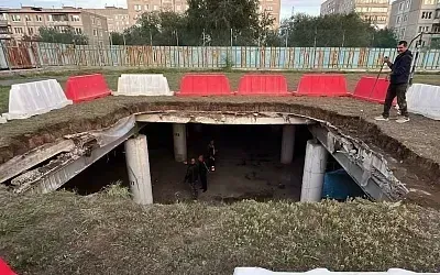В Орске футбольное поле школы провалилось в подземный паркинг