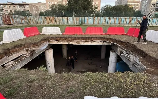 В Орске футбольное поле школы провалилось в подземный паркинг