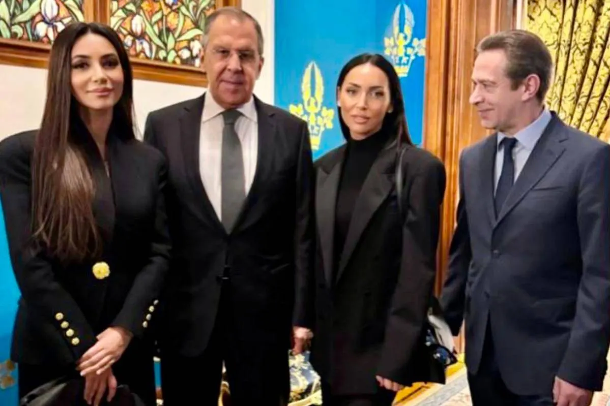 Зара и Алсу: королевский выход или дружеский вечер?