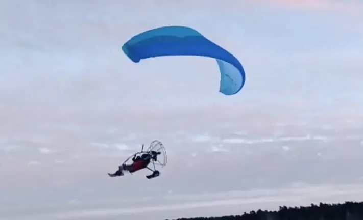 В Звенигороде на дом упал мотопараплан