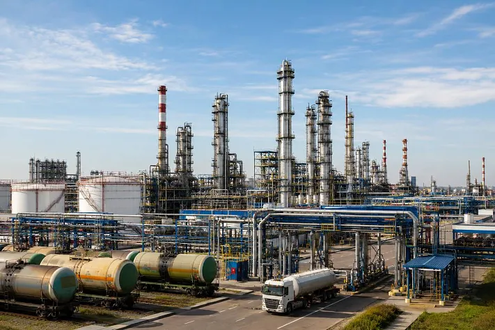 Переработка нефти в России идет к новому минимуму