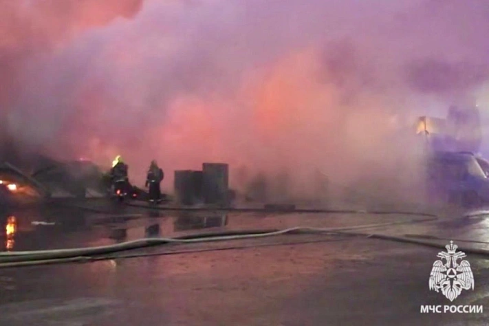 Крупный пожар на производственном складе в Нижнем Новгороде локализован