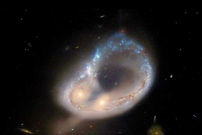 Редкий кадр лобового столкновение двух галактик