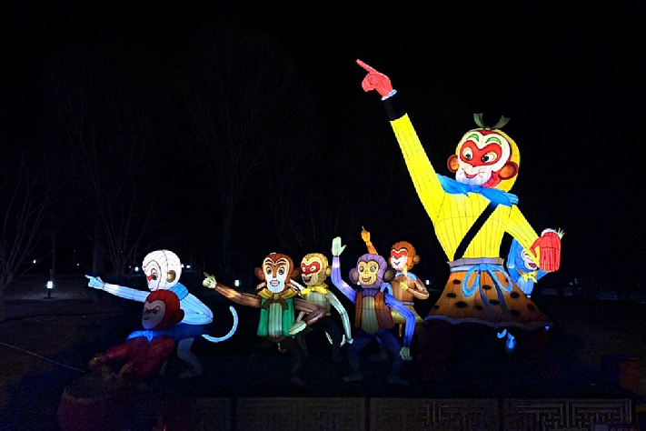 Фестиваль волшебных фонарей озаряет зимние ночи в Пекине