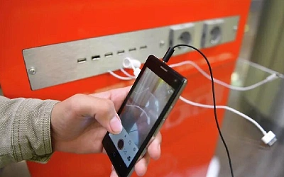 Использование общественных зарядных станций может привести к взлому смартфона