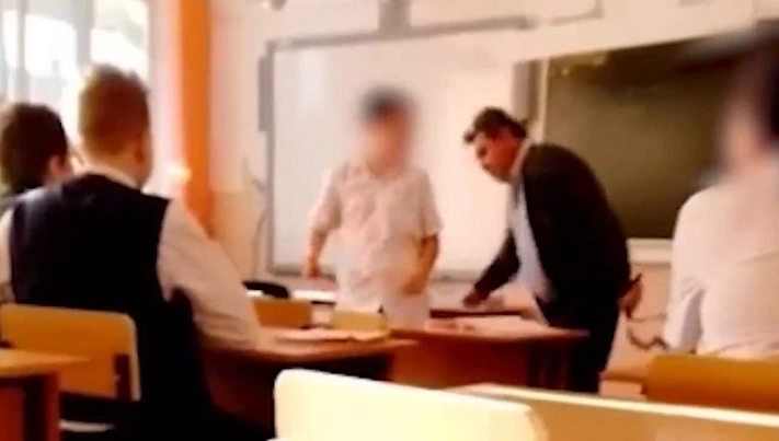 Завуч выпорол двух детей ремнём