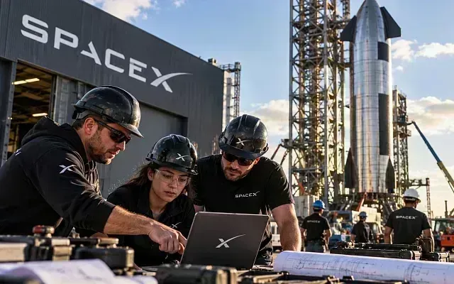 SpaceX открыла около 2500 вакансий