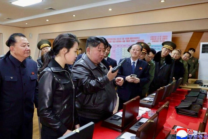 Ким Чен Ын вместе с дочерью показал новую оружейную линейку