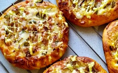 Пицца как «школьная» – рецепт с хрустящей основой и аппетитной начинкой