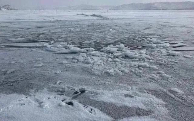 УАЗ с туристами из Китая ушёл в трещину на льду Байкала