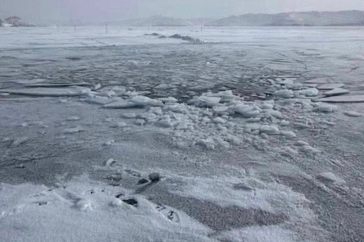 УАЗ с туристами из Китая ушёл в трещину на льду Байкала