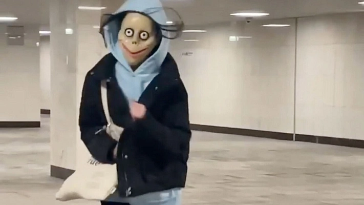 Девушка повеселила пассажиров московского метро необычной маской