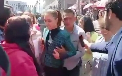 Незнакомец публично ощупал президента Мексики