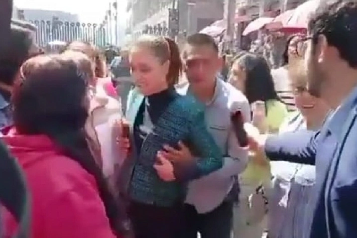 Незнакомец публично ощупал президента Мексики