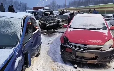 В Новгородской области столкнулись полсотни машин