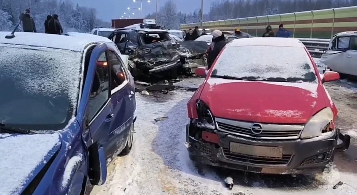 В Новгородской области столкнулись полсотни машин