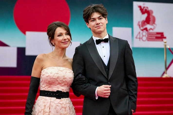 Климова вышла на ММКФ с сыном от Петренко