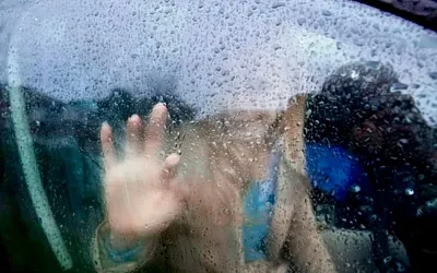 Как почистить стекло изнутри без разводов: проверенный способ для автолюбителей
