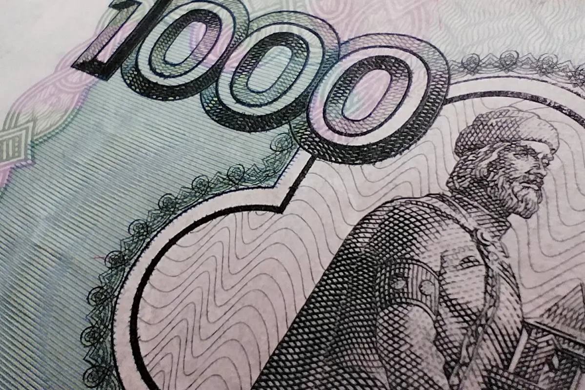Россияне всё чаще хранят сбережения «под подушкой»