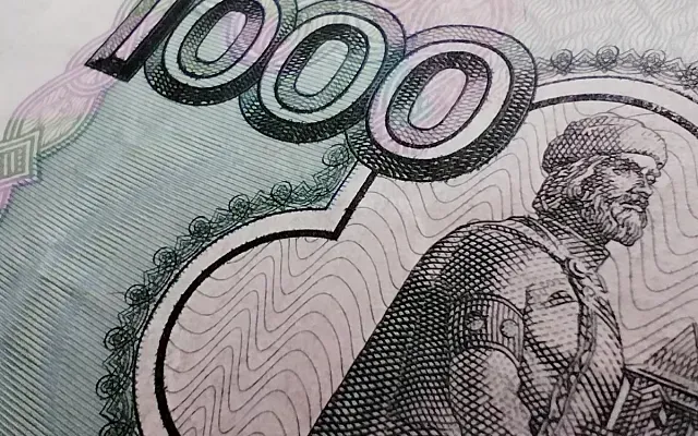 Россияне всё чаще хранят сбережения «под подушкой»