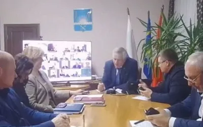 Чиновник из Оренбургской области в прямом эфире возмутился просьбой жителей о строительстве дорог