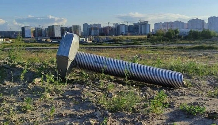 В Шушарах разместили внушительный болт