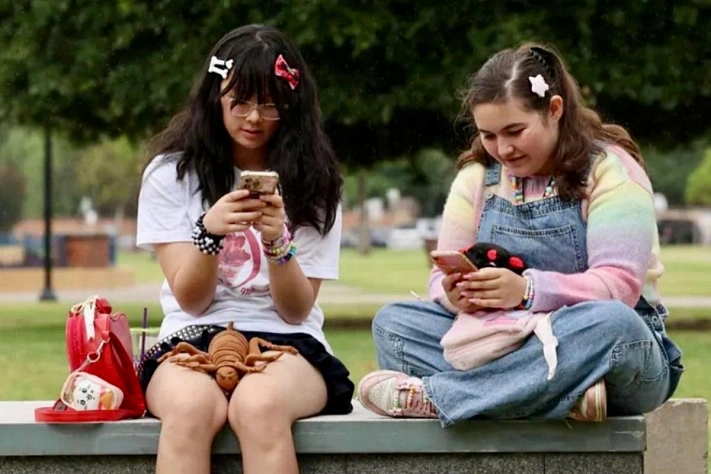 Австралия выталкивает подростков из соцсетей