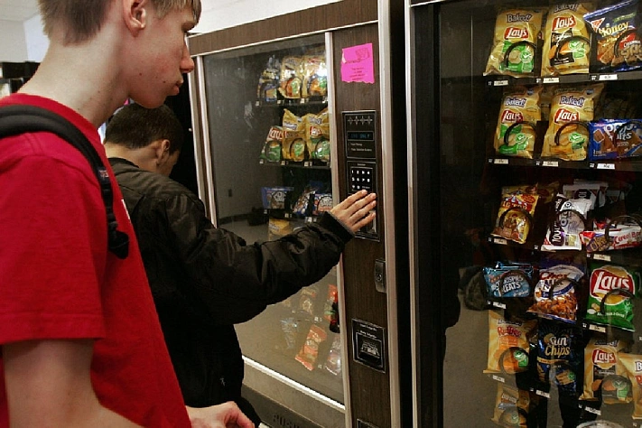 Вендинговые автоматы с фруктами и орехами помогут здоровью детей