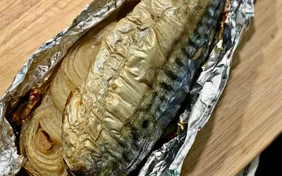 Скумбрия с луком в духовке: ужин за полчаса