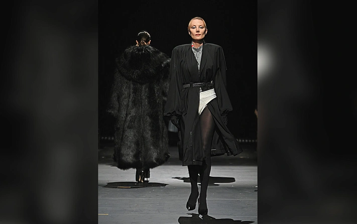 Рената Литвинова прошлась по подиуму в трусах и тренче