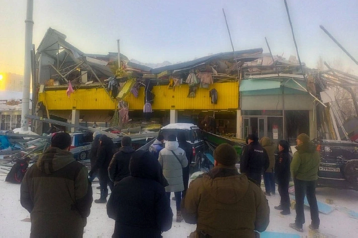 Крыша торгового центра в Новосибирске обрушилась под тяжестью снега