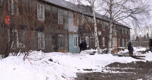 В российском регионе от многоквартирного дома отвалились сразу два балкона