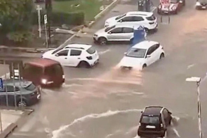 Сиракуза уходит под воду, а Барселона и Майорка ловят сбои в небе и на дорогах