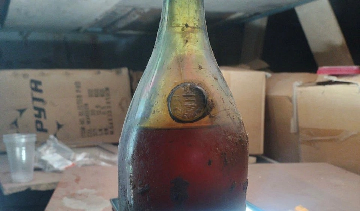 Под стеной кремля нашли бутылку вина 200-летней выдержки