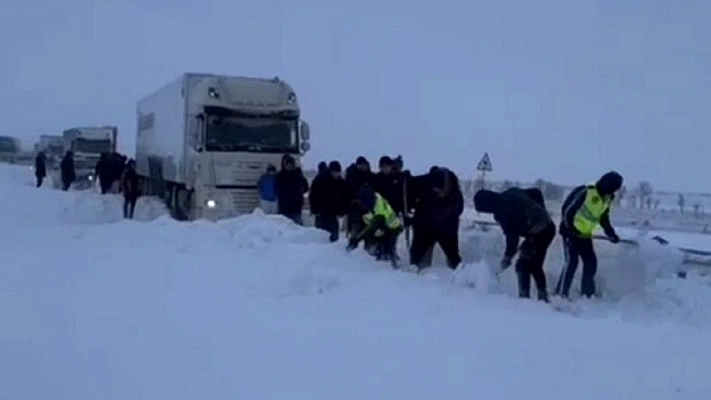На трассе Алматы-Екатеринбург застряли больше тысячи автомобилей