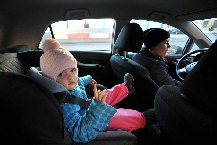 С 9 января в России ужесточают штрафы за перевозку детей без автокресел