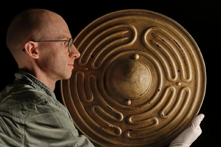 Щит бронзового века возвращается в Шотландию спустя 230 лет