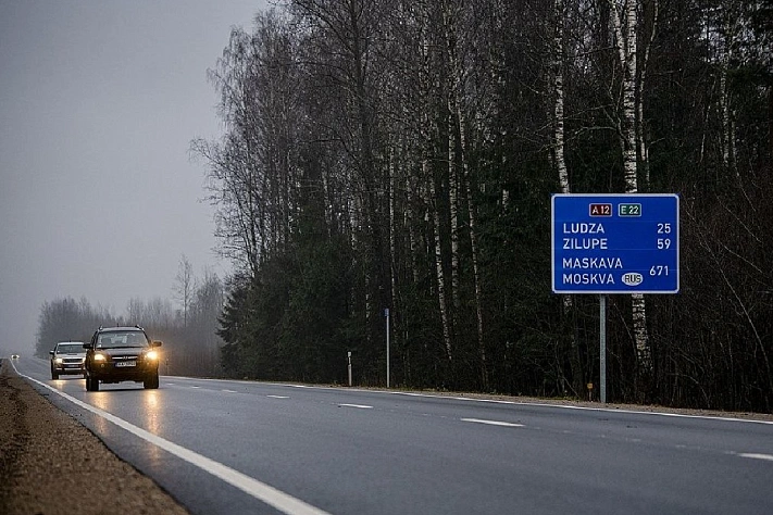 В Латвии уберут с дорожных знаков названия российских и белорусских городов