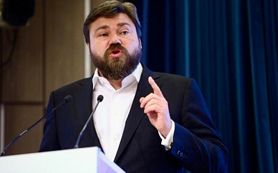 Малофеев предложил заменить мигрантов «русскими роботами в гжели»