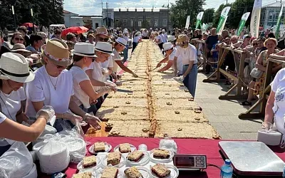 Исполинский вишнёвый пирог испекли под Челябинском
